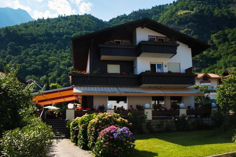 Cafe Rudi Living Bed & Breakfast Parcines Exterior photo